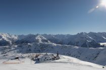 Die Schneekarhütte im Skigebiet Penken mit der charakteristischen "Pyramide". • © Tirol Werbung, Bert Heinzlmeier